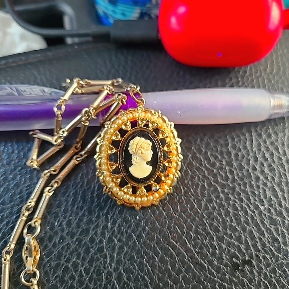Vintage Coro Cameo Pendent Black & Gold Tone Charm Pendant Link Necklace Choker